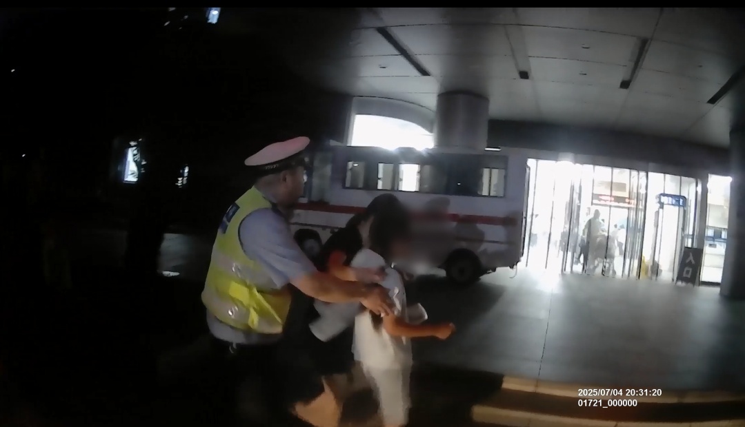 8岁女孩深夜口吐鲜血,武汉交警紧急出动 8岁女孩深夜口吐鲜血,武汉交警紧急出动