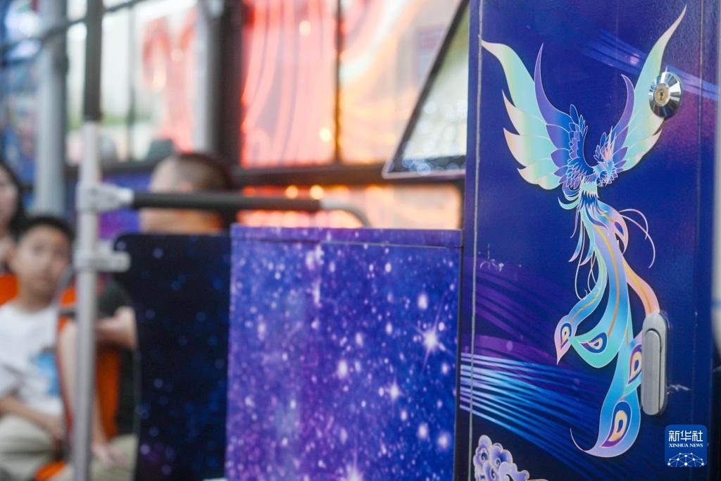 “炫彩巴士”亮相银川