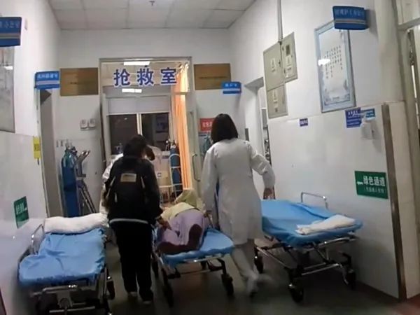 心跳飙升150！校门口的“警”急救援