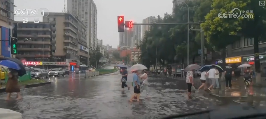 风雨中逆行身影守护平安 多方协同抢险救援保障群众生命财产安全 风雨中逆行身影守护平安 多方协同抢险救援保障群众生命财产安全