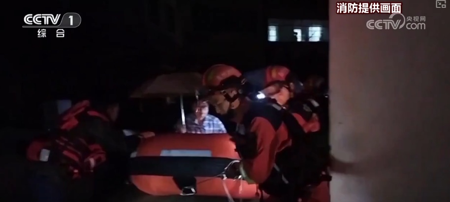 风雨中逆行身影守护平安 多方协同抢险救援保障群众生命财产安全 风雨中逆行身影守护平安 多方协同抢险救援保障群众生命财产安全