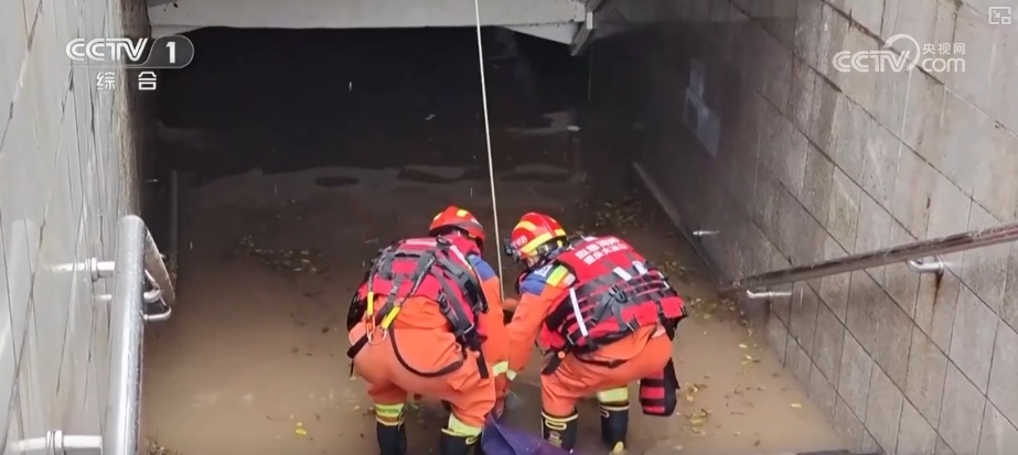 风雨中逆行身影守护平安 多方协同抢险救援保障群众生命财产安全 风雨中逆行身影守护平安 多方协同抢险救援保障群众生命财产安全