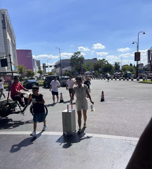 最低19元,杭州这里卖爆了!湖南姑娘特意坐高铁赶来,“便宜一半都不止…” 最低19元,杭州这里卖爆了!湖南姑娘特意坐高铁赶来,“便宜一半都不止…”