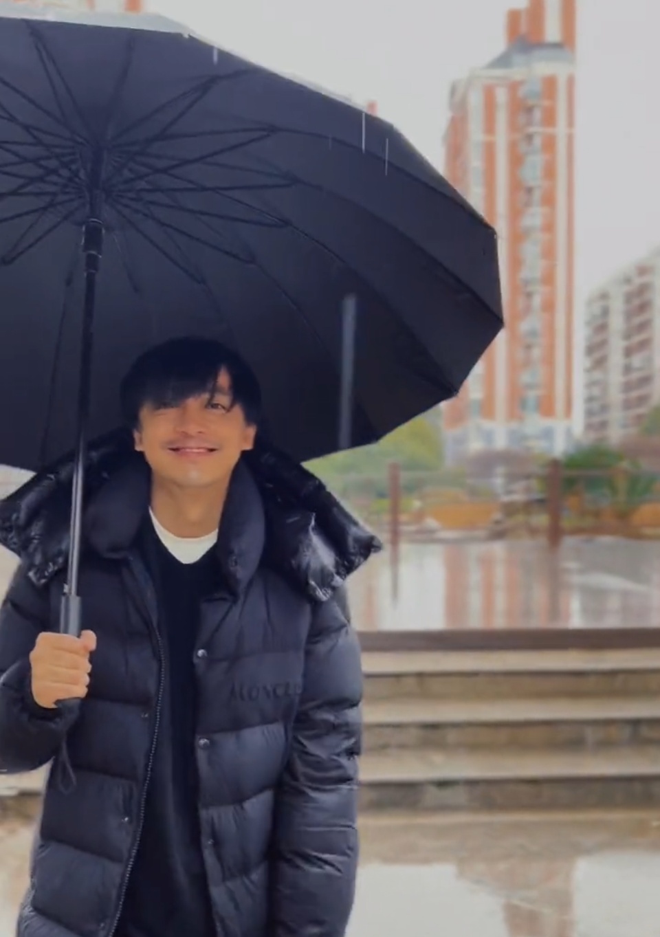 小伙在《爱情公寓》上海取景地打卡，一脚下去赶紧去自首！结局没料到