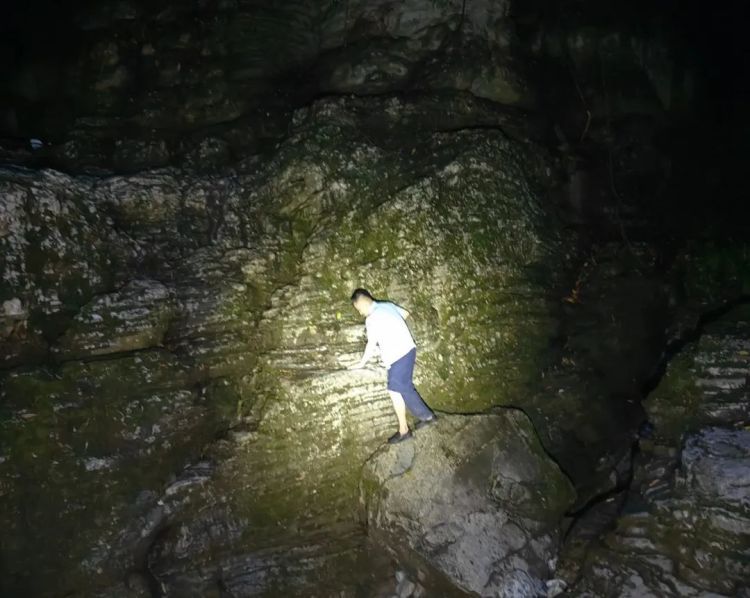 两女子探险清江古河床被困,警方徒步5小时救援 两女子探险清江古河床被困,警方徒步5小时救援