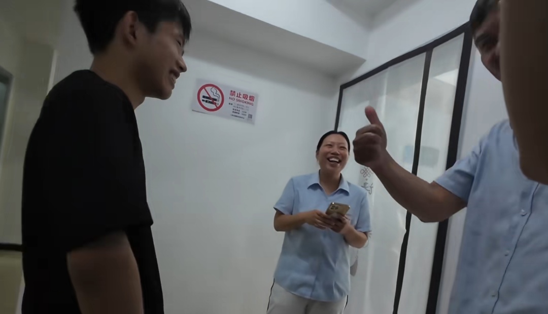 小伙在《爱情公寓》上海取景地打卡，一脚下去赶紧去自首！结局没料到