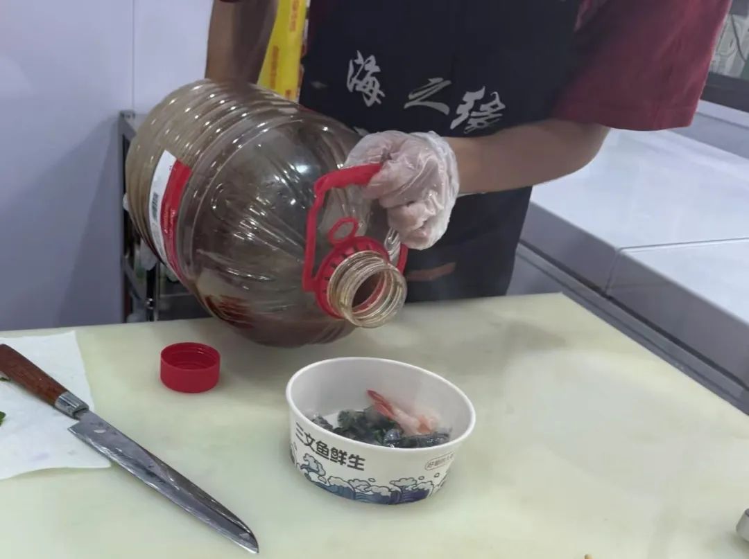 上海街头生腌店，自产自销生制虾蟹合法吗？媒体实地暗访……