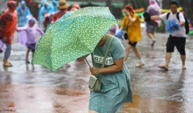广东多地市“进入暴雨防御状态”，部分列车停运