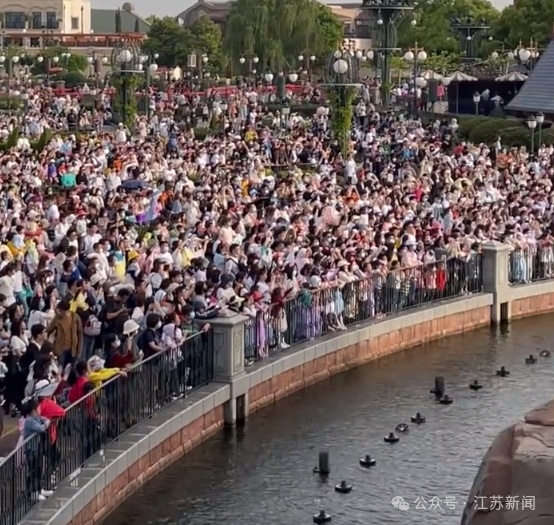 上海迪士尼紧急叫停新品玩偶线下发售!此前有人排队14个小时抢购 上海迪士尼紧急叫停新品玩偶线下发售!此前有人排队14个小时抢购
