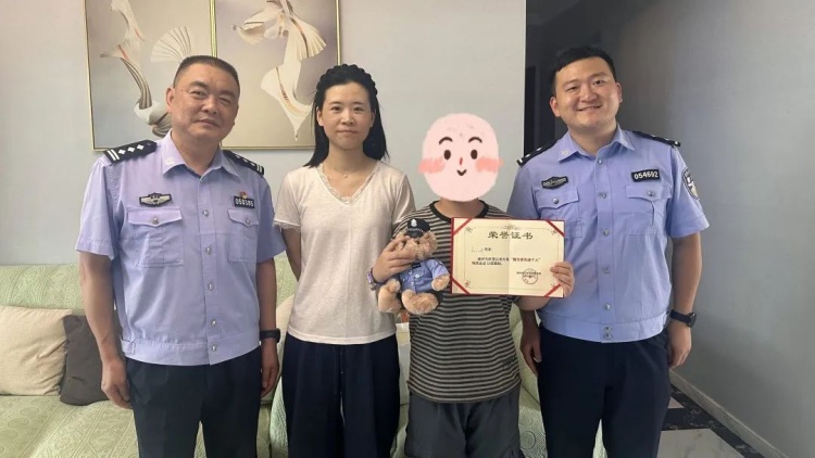 果断报警！小孩哥“立功”了！