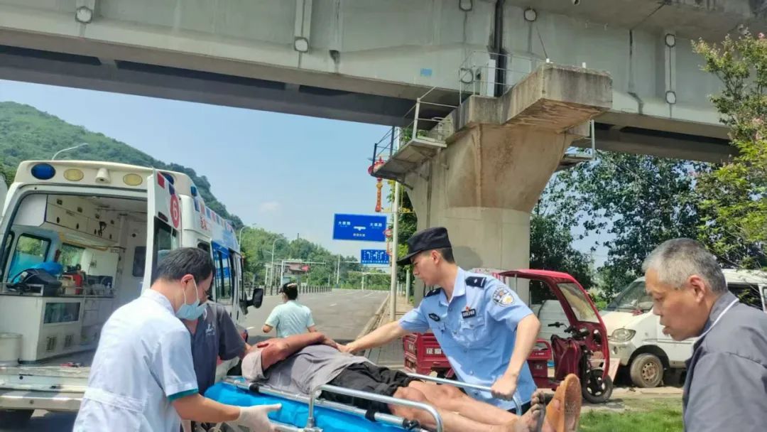 热热热！老人中暑晕倒路边，幸亏有他们……