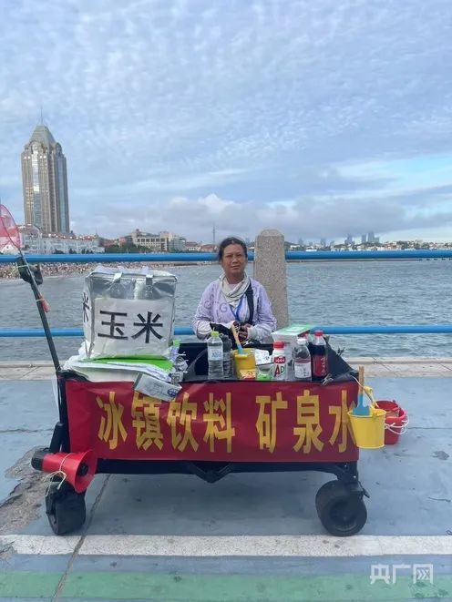 热搜第一!跳海救起落水大学生,“玉米阿姨”:哪有见死不救的! 热搜第一!跳海救起落水大学生,“玉米阿姨”:哪有见死不救的!