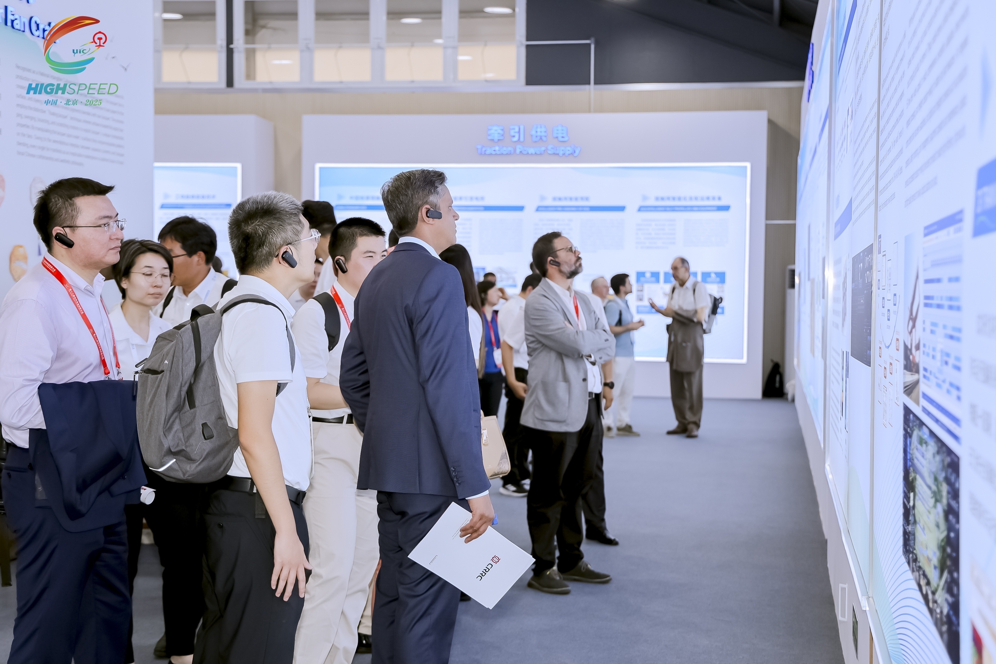 “复兴号”新成员CR450亮相!第一视角带你看高铁试验场→ “复兴号”新成员CR450亮相!第一视角带你看高铁试验场→