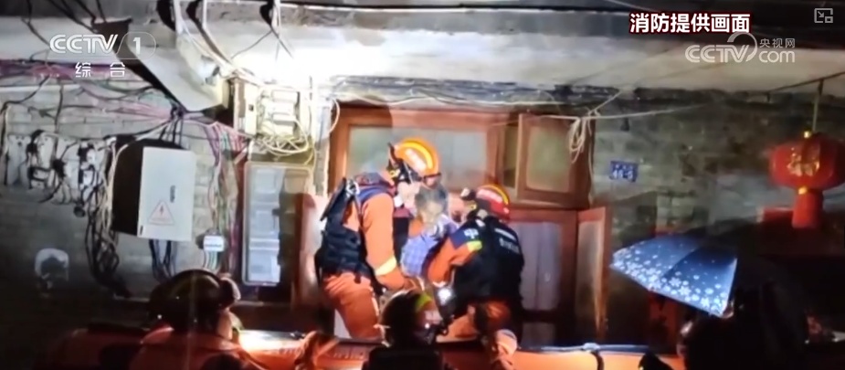 风雨中逆行身影守护平安 多方协同抢险救援保障群众生命财产安全 风雨中逆行身影守护平安 多方协同抢险救援保障群众生命财产安全