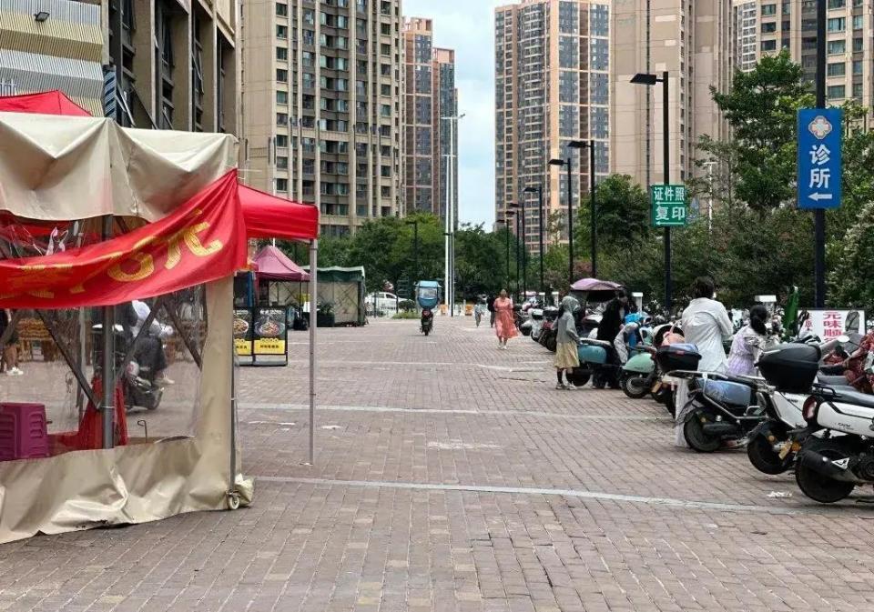 8岁男童路过火锅店，被一醉酒男子砸得头破血流