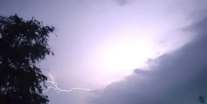 广东多地市“进入暴雨防御状态”，部分列车停运