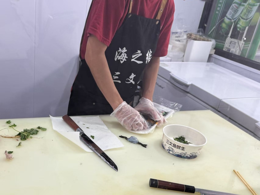 上海街头生腌店，自产自销生制虾蟹合法吗？媒体实地暗访……