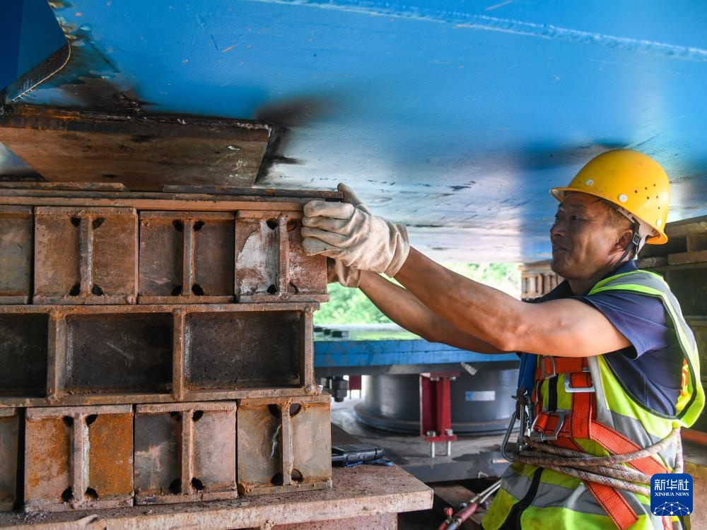 西渝高铁跨营达高速公路大桥顶推施工完成