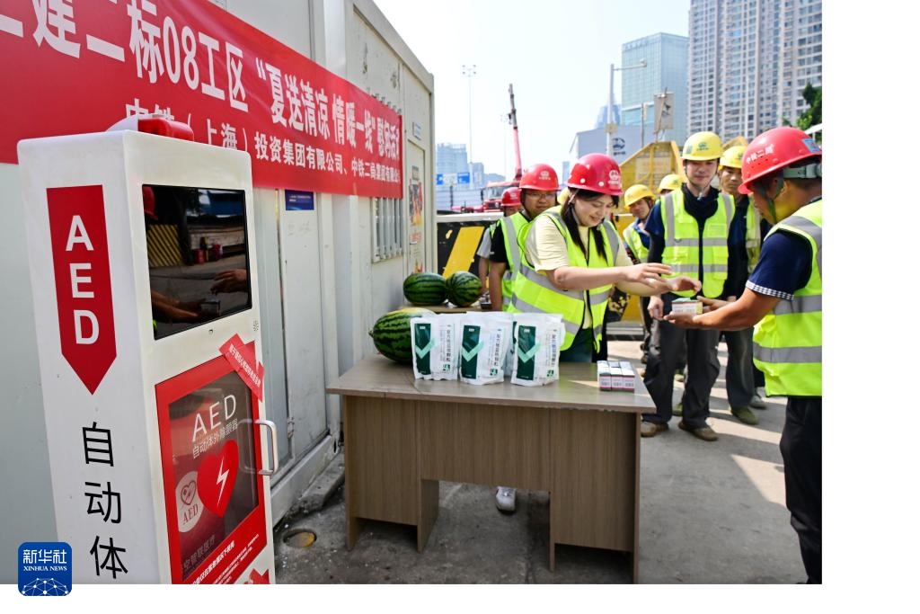 山东青岛：夏日工地“送清凉”