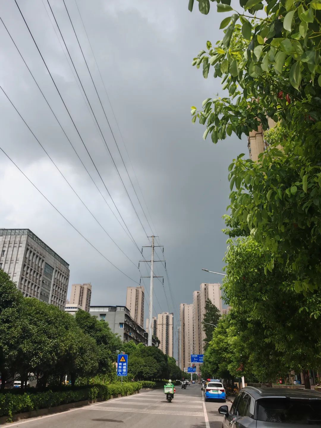 武汉：短时强降水+10级大风来袭！下班赶紧回家