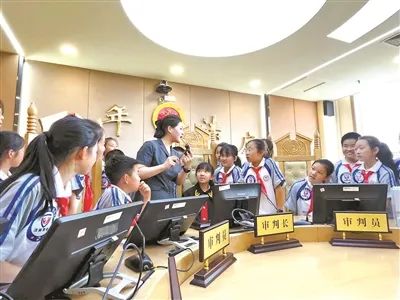 “孩子别害怕，你妈妈回来之前，我替她照顾你”