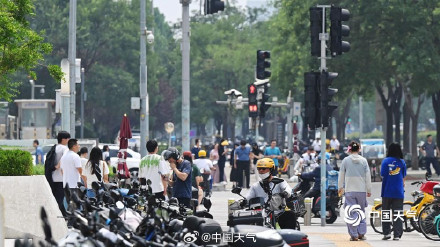 出门就是一身汗！ 北京持续桑拿天闷热似蒸笼