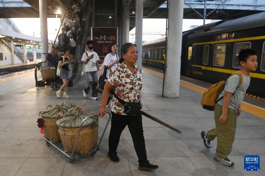 挑着箩筐坐火车 挑着箩筐坐火车