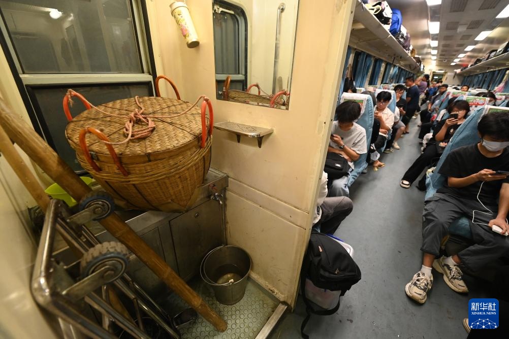 挑着箩筐坐火车 挑着箩筐坐火车