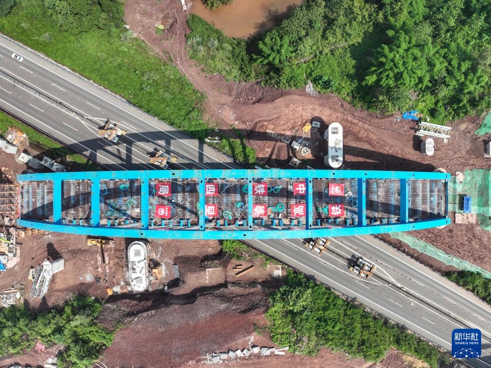西渝高铁跨营达高速公路大桥顶推施工完成