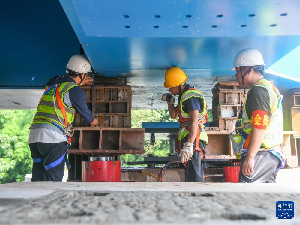 西渝高铁跨营达高速公路大桥顶推施工完成