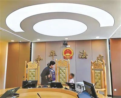 “孩子别害怕，你妈妈回来之前，我替她照顾你”