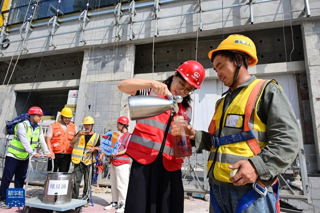 山东青岛：夏日工地“送清凉”