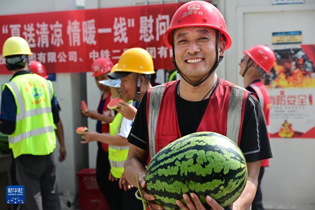 山东青岛：夏日工地“送清凉”