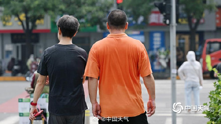 出门就是一身汗！ 北京持续桑拿天闷热似蒸笼