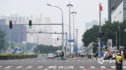 出门就是一身汗！ 北京持续桑拿天闷热似蒸笼