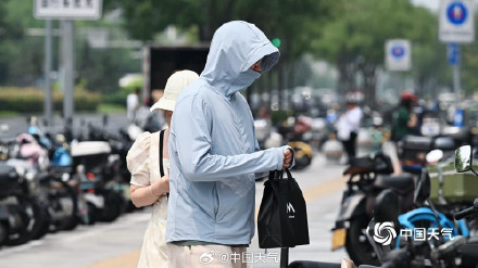 出门就是一身汗！ 北京持续桑拿天闷热似蒸笼