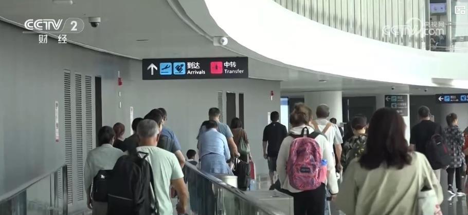 入境游升温 外国游客扎堆扫货“中国造”