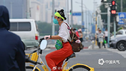 出门就是一身汗！ 北京持续桑拿天闷热似蒸笼