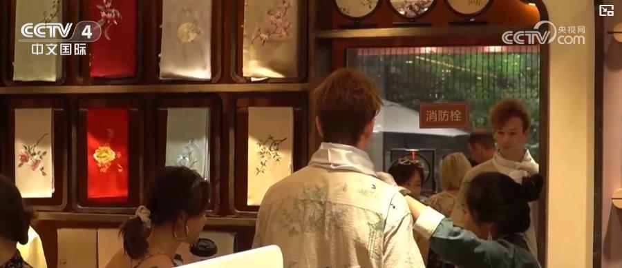 从“游在中国”到“购在中国” 多元体验助力暑期消费活力进一步释放 从“游在中国”到“购在中国” 多元体验助力暑期消费活力进一步释放