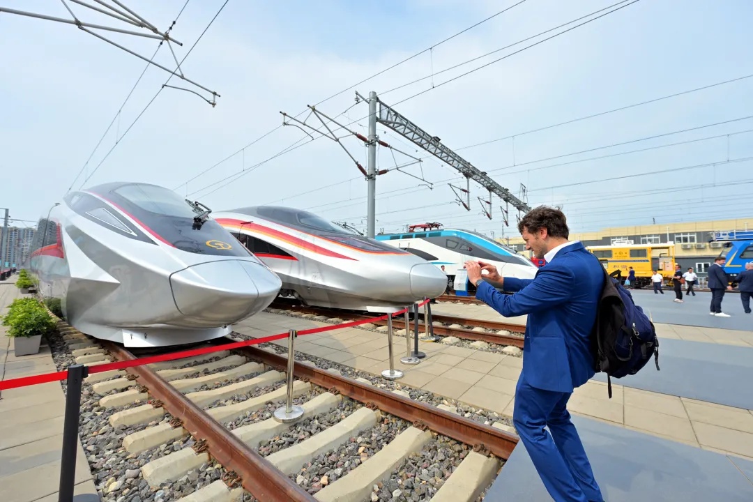 全球最快高铁列车CR450，惊艳亮相！
