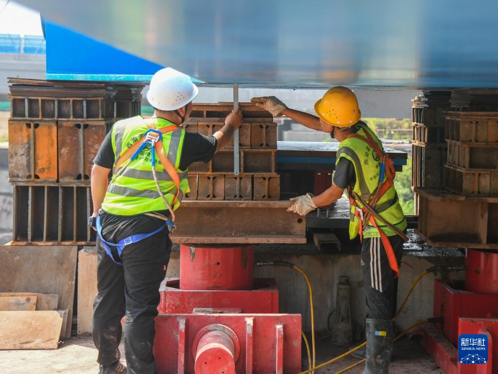 西渝高铁跨营达高速公路大桥顶推施工完成