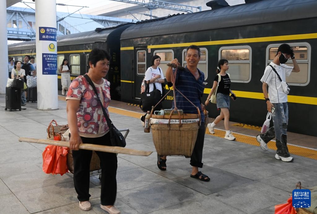 挑着箩筐坐火车 挑着箩筐坐火车