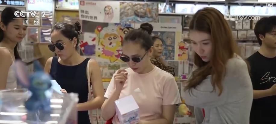 入境游升温 外国游客扎堆扫货“中国造”