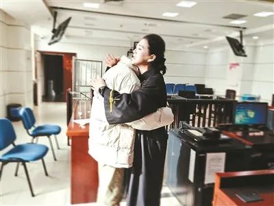 “孩子别害怕，你妈妈回来之前，我替她照顾你”