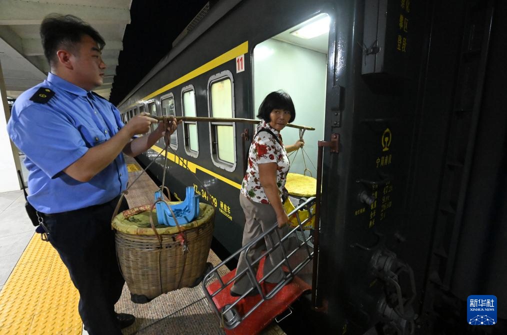 挑着箩筐坐火车 挑着箩筐坐火车