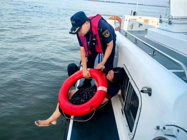 60岁女子不慎落水，在长江中漂流了5小时近100公里！所幸被过路船只发现报警救起