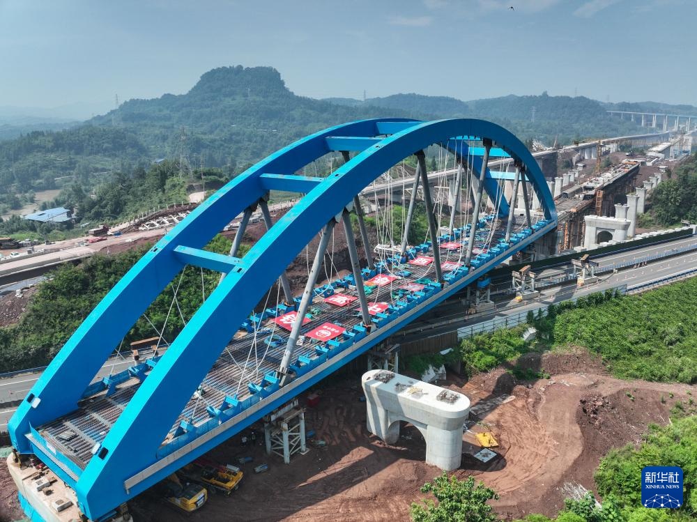 西渝高铁跨营达高速公路大桥顶推施工完成
