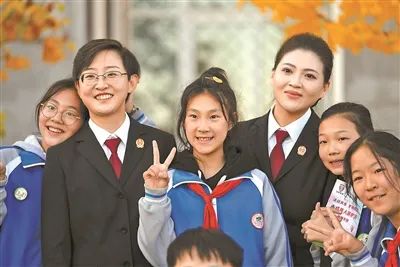 “孩子别害怕，你妈妈回来之前，我替她照顾你”