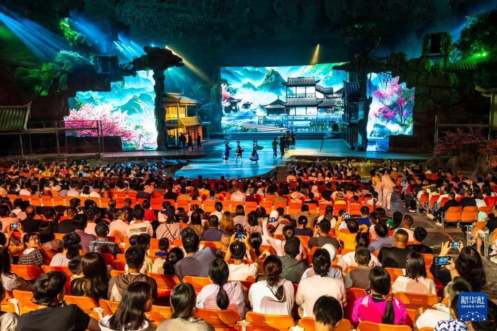 湖北恩施：暑期旅游持续升温