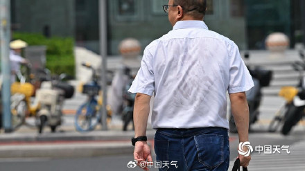 出门就是一身汗！ 北京持续桑拿天闷热似蒸笼